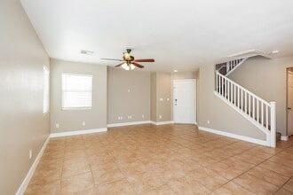 8225 W Wildwood Glen Dr in Las Vegas, NV - Foto de edificio - Building Photo