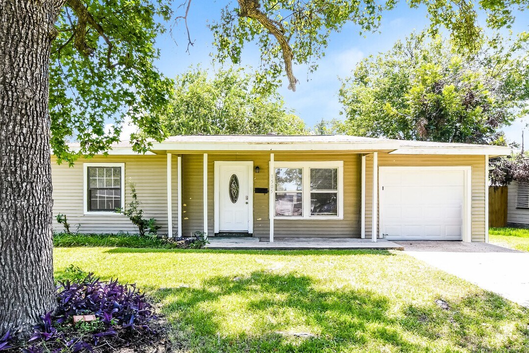 1505 4th Ave N in Texas City, TX - Foto de edificio