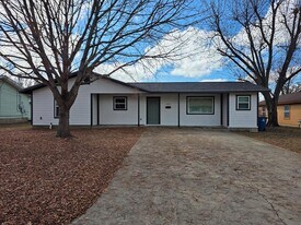 1625 North St in Kerrville, TX - Building Photo