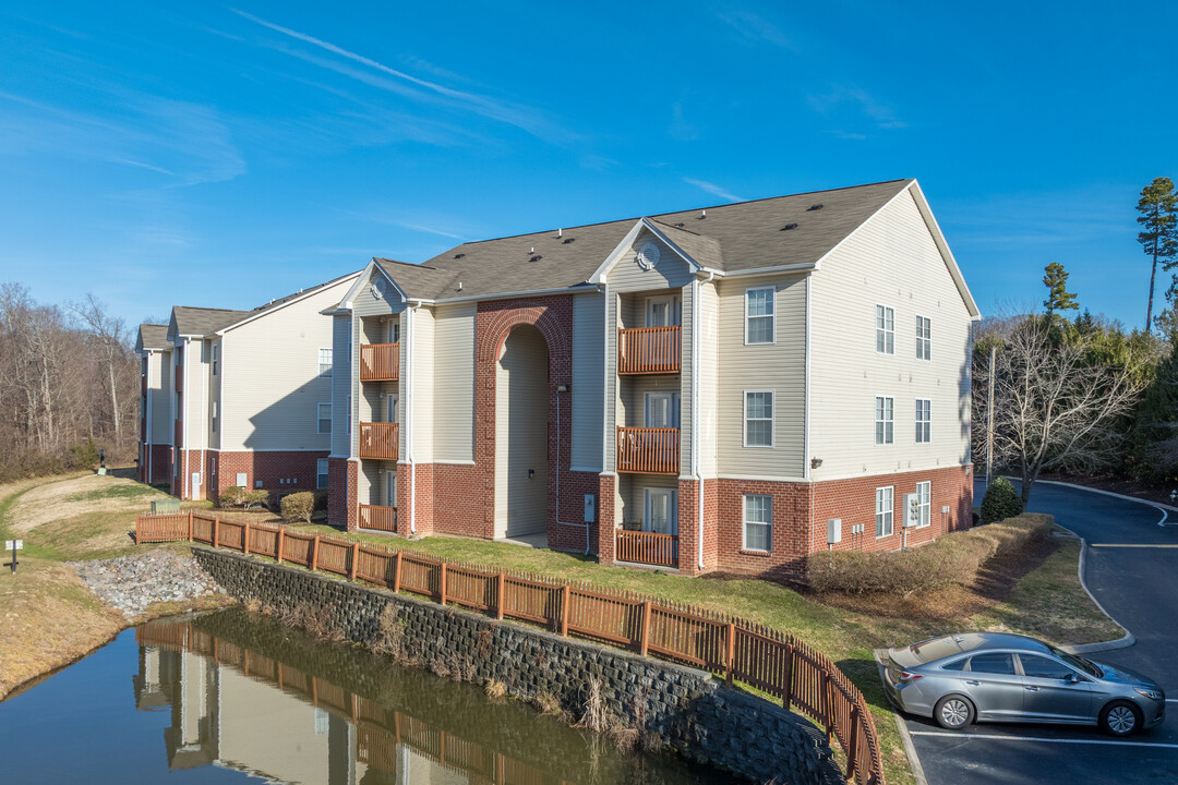 The Lodge at Lakeshore in Greensboro, NC - Building Photo