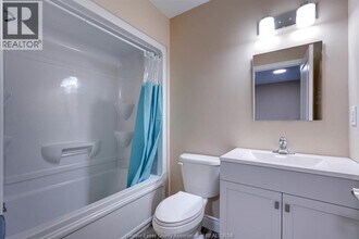 653 BRIDGE in Windsor, ON - Building Photo - Building Photo