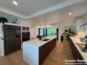 91 Brooks St, Unit 1 in Boston, MA - Building Photo - Building Photo