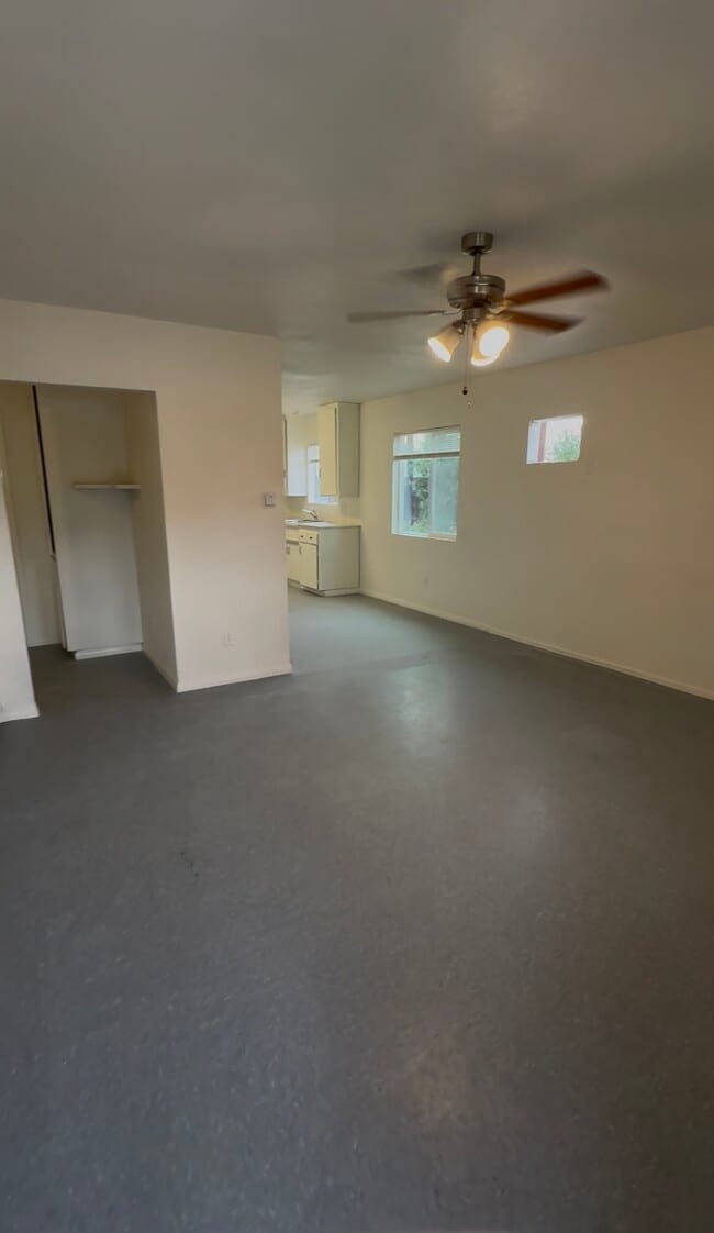440 S Mistletoe Ave