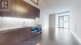 39 Queens Quay E in Toronto, ON - Building Photo