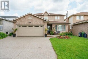 39 Bonaparte Way in Hamilton, ON - Building Photo