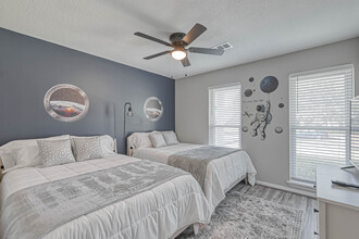 1310 Antigua Ln in Houston, TX - Foto de edificio - Building Photo