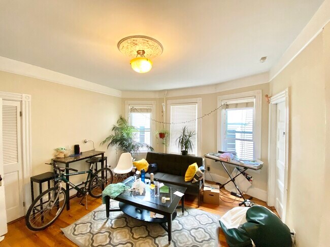 12 Oswald St, Unit 2 in Boston, MA - Foto de edificio - Building Photo