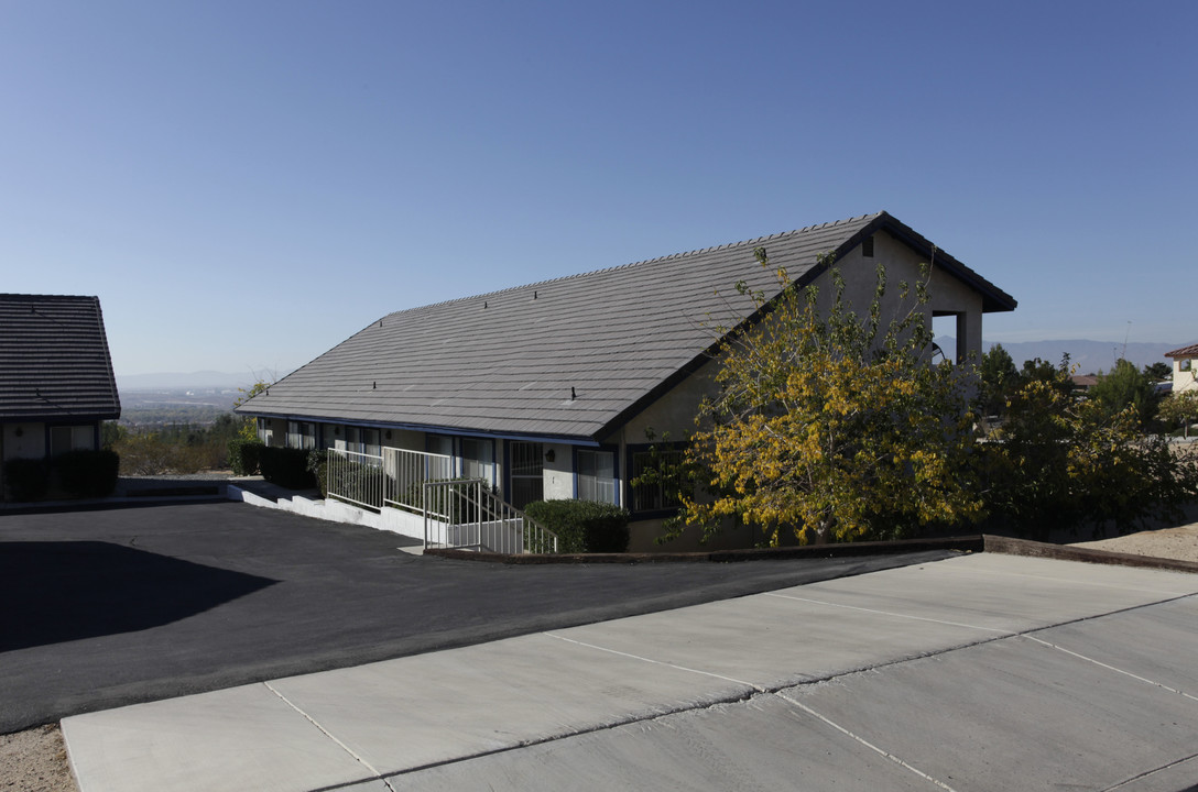 17921 Siskiyou Rd in Apple Valley, CA - Building Photo