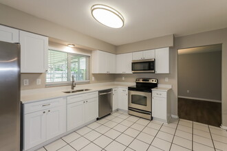 549 Oak Creek Dr in Brandon, FL - Building Photo - Building Photo