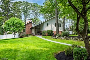 11 Stevenson Ln in Upper Saddle River, NJ - Building Photo