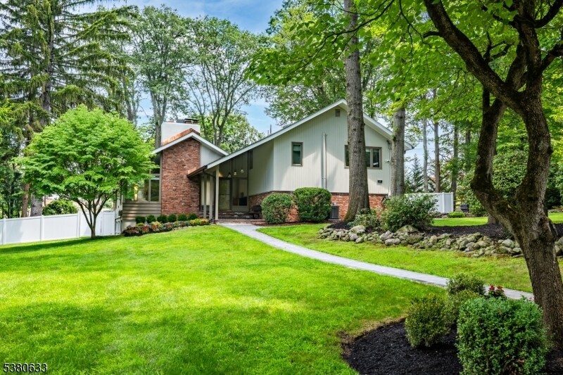11 Stevenson Ln in Upper Saddle River, NJ - Building Photo