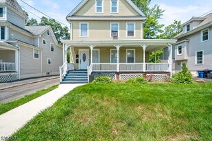 26 Hillside Ave in Chatham, NJ - Building Photo
