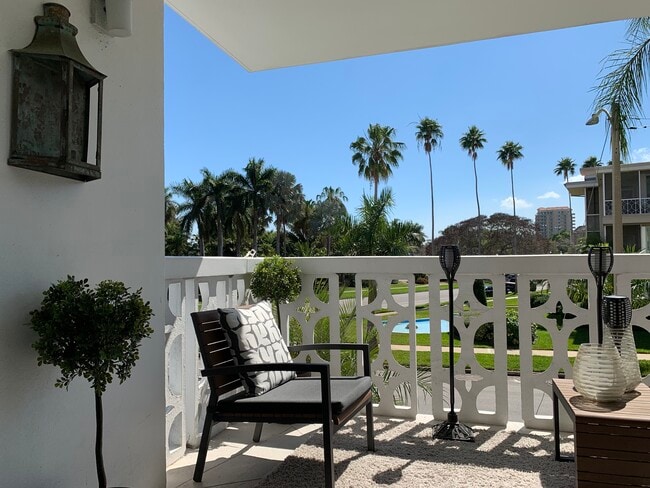 1100 N Shore Dr NE, Unit 504 in St. Petersburg, FL - Building Photo - Building Photo