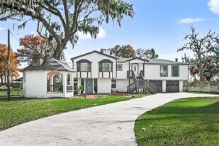 29927 County Rd 25 in Damon, TX - Building Photo