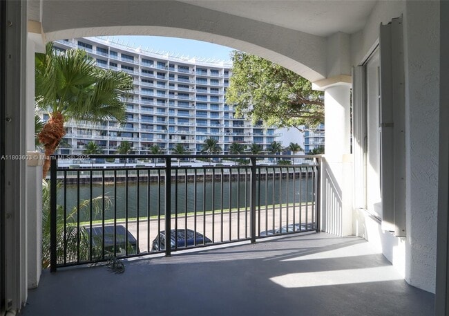 3245 NE 184th St in North Miami Beach, FL - Building Photo - Building Photo