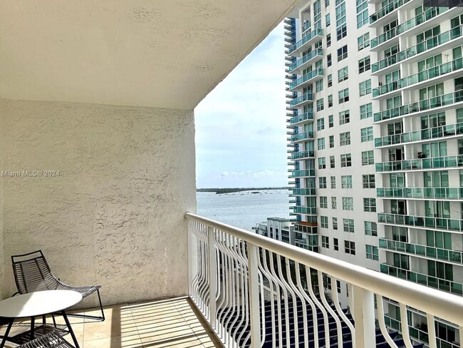 1200 Brickell Bay Dr, Unit 1617 in Miami, FL - Building Photo - Building Photo