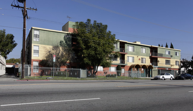 13535 Victory Blvd Apartments in Van Nuys, CA - Foto de edificio - Building Photo