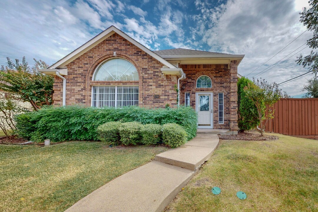 2702 Garden Springs Dr in Richardson, TX - Foto de edificio