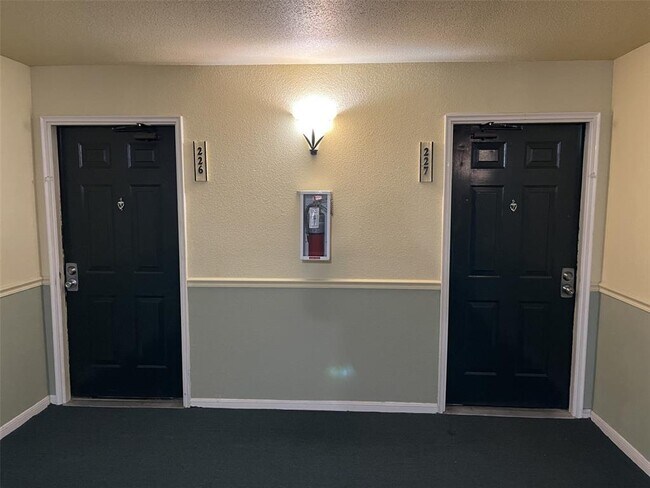 977 Riverside Dr, Unit 227 in Coral Springs, FL - Foto de edificio - Building Photo