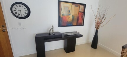 3200 Collins Ave in Miami Beach, FL - Building Photo - Building Photo