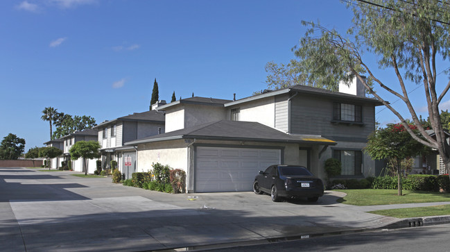 8510-8526 Ramona St in Bellflower, CA - Building Photo - Building Photo