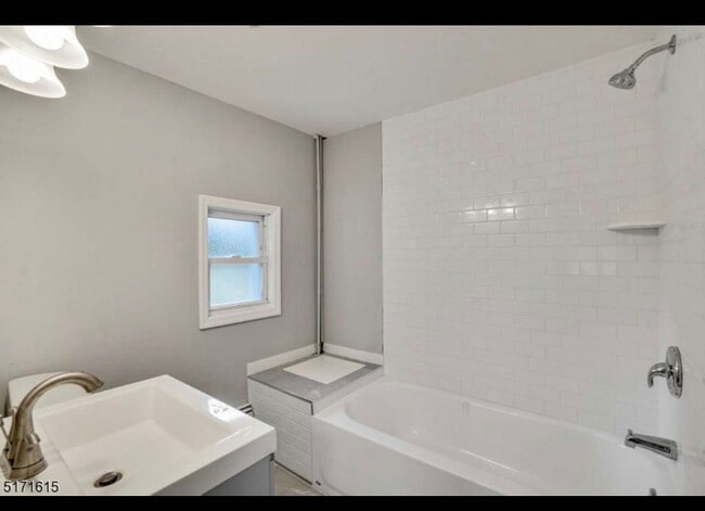 34 Oak St in Bloomingdale, NJ - Building Photo - Building Photo