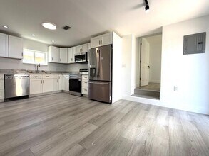 716 NE 7th St in Hallandale Beach, FL - Building Photo - Building Photo