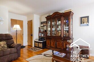 6329 N Mozart St, Unit 1F in Chicago, IL - Foto de edificio - Building Photo