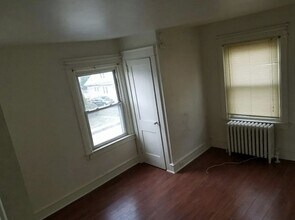 1433 Grant Ave, Unit B in Woodlyn, PA - Foto de edificio - Building Photo