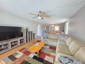 1012 Pearce Dr in Clearwater, FL - Building Photo - Building Photo