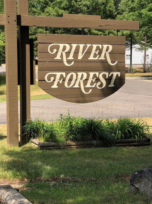 River Forest Apartments in Roscommon, MI - Foto de edificio - Building Photo
