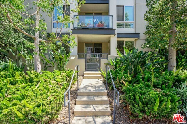13044 Pacific Promenade in Los Angeles, CA - Foto de edificio - Building Photo