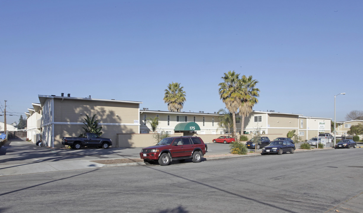 175 Acalanes Dr in Sunnyvale, CA - Foto de edificio