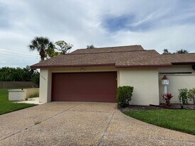 6004 Courtside Dr in Bradenton, FL - Building Photo