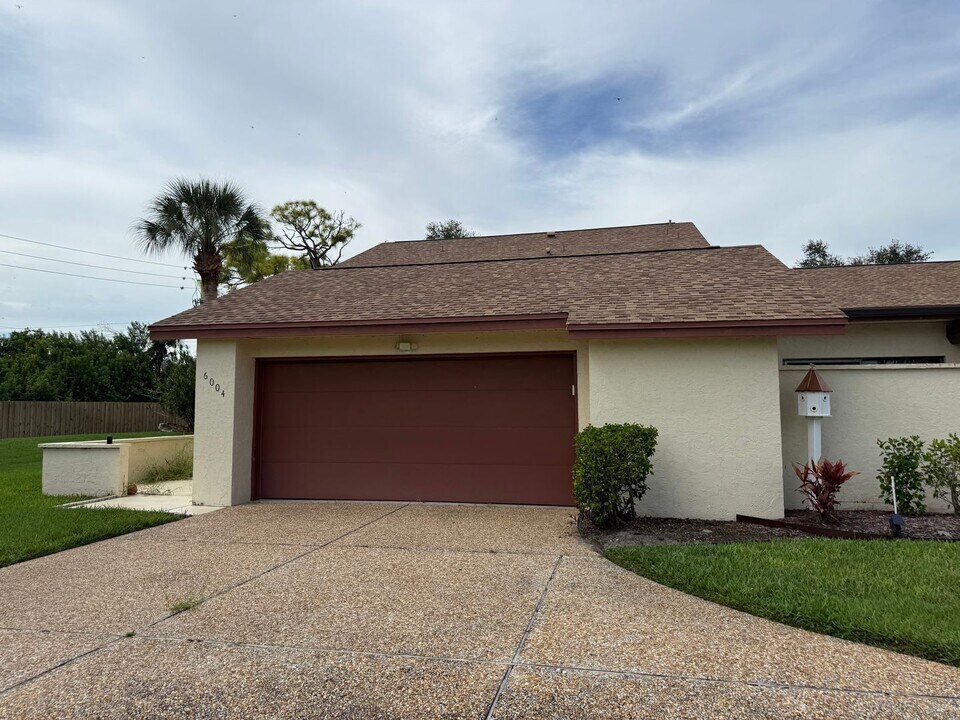 6004 Courtside Dr in Bradenton, FL - Building Photo
