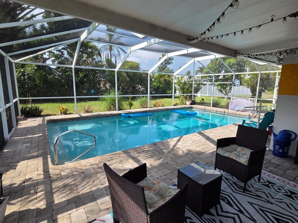 1118 SE 19th Ln in Cape Coral, FL - Building Photo