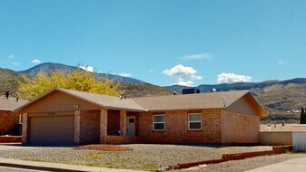 3206 Thunder Rd in Alamogordo, NM - Building Photo