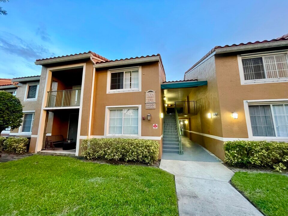 7832 Sonoma Springs Cir in Greenacres, FL - Building Photo