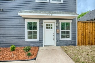 North Oak Cliff home 2 miles from Bishop A in Dallas, TX - Building Photo - Building Photo