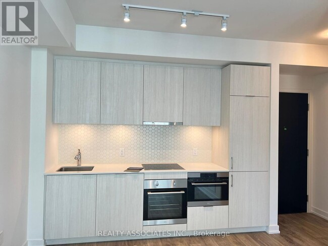 158-1158 Front St E in Toronto, ON - Building Photo - Building Photo