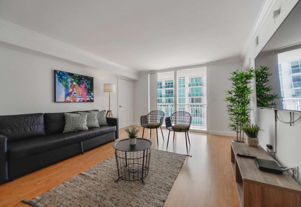 1 SE 12th St in Miami, FL - Building Photo