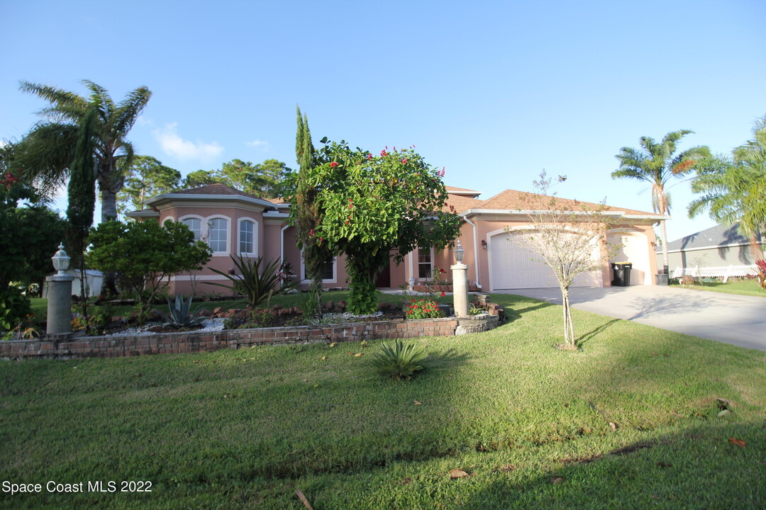 285 Galicia St SW in Palm Bay, FL - Building Photo