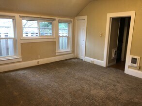 5504 SE Center St in Portland, OR - Building Photo - Building Photo