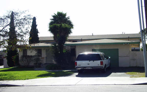 West Drive Apartments in Vista, CA - Foto de edificio - Building Photo