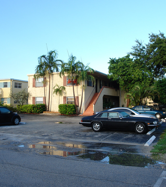 737 NE 7th Ave in Fort Lauderdale, FL - Building Photo