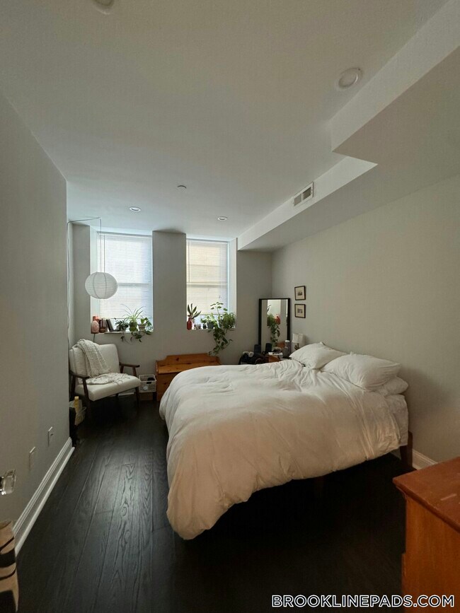 7 Strathmore Rd, Unit A in Brookline, MA - Foto de edificio - Building Photo