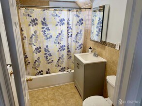 139 Rues Ln in East Brunswick, NJ - Building Photo - Building Photo