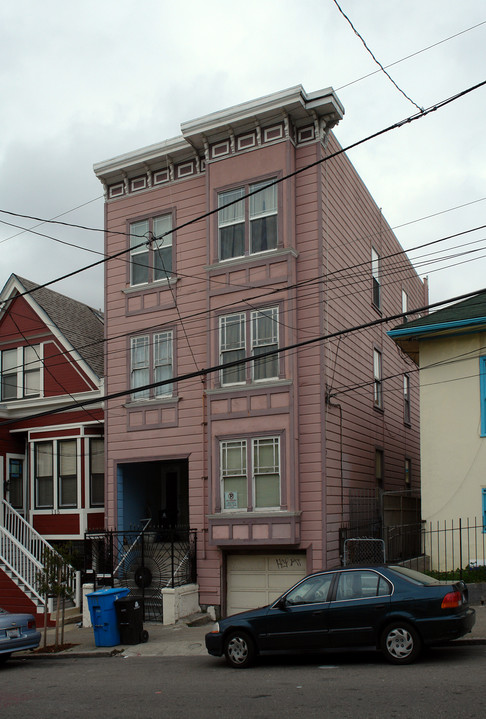 117 Highland Ave in San Francisco, CA - Building Photo