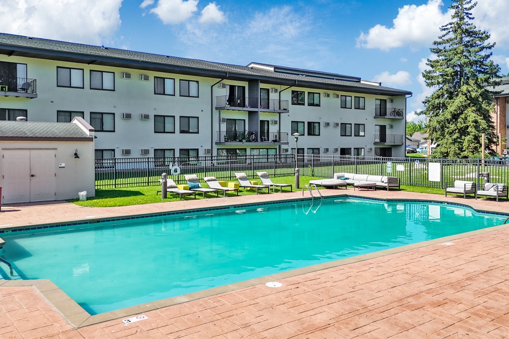 Welcome to Equinox Apartments in St. Anthony, MN - Foto de edificio
