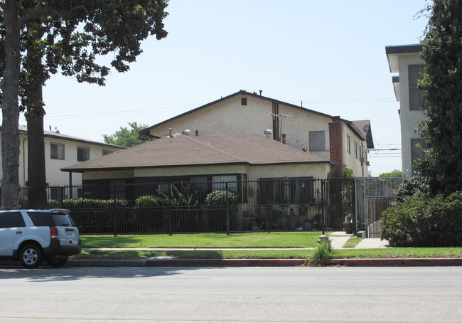 14154 Roscoe Blvd in Panorama City, CA - Foto de edificio - Building Photo